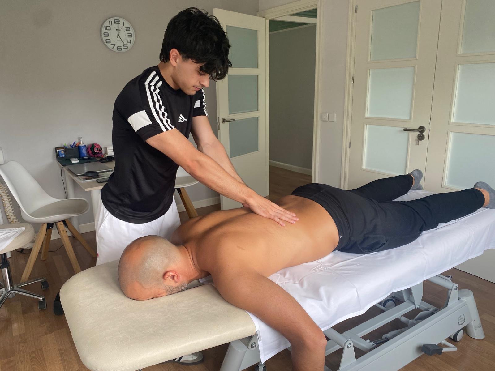 Sesión de fisioterapia en la sala de tratamiento